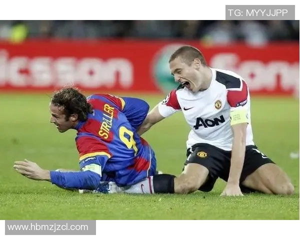 足球明星训练期间受伤瞬间揭秘展现运动员拼搏精神与伤痛挑战 足球明星训练期间受伤瞬间揭秘展现运动员拼搏精神与伤痛挑战