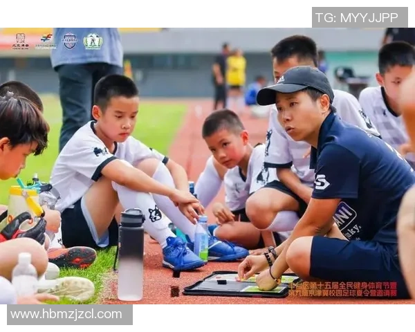 足球明星齐聚一堂挑战互动游戏展现球技与魅力的精彩瞬间 足球明星齐聚一堂挑战互动游戏展现球技与魅力的精彩瞬间